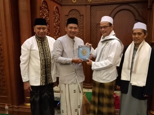 Lurah Cimuning Berikan Sentuhan Ramadan 1446 H Lewat Tarawih Keliling dan Penyerahan SK DKM Masjid Al-Muhajirin